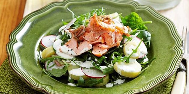 Salate mit Fisch: Kartoffelsalat mit Forellen