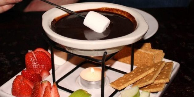 Dunkle Schokolade: Schokoladen-Fondue mit Orangen