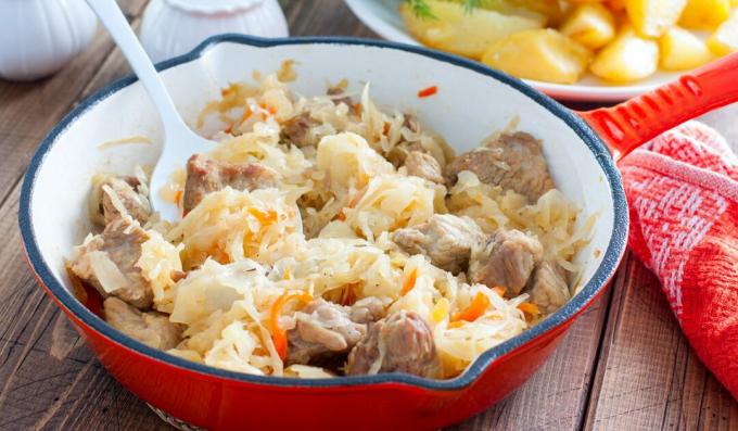 Sauerkraut mit Fleisch und Kartoffeln