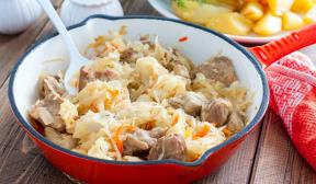 Sauerkraut mit Fleisch und Kartoffeln