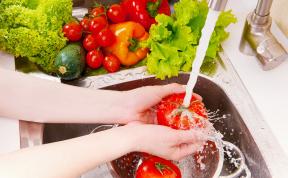 Wie man richtig Obst und Gemüse waschen