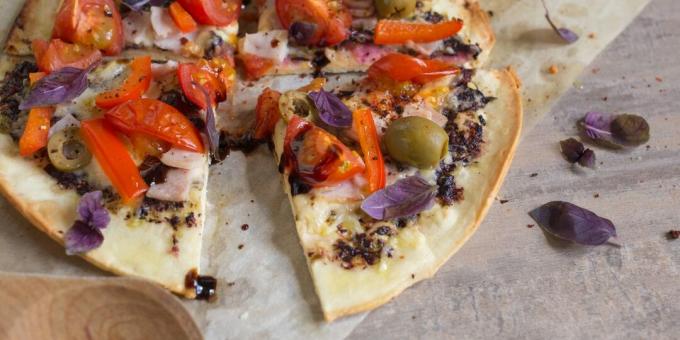 Tortilla-Pizza mit Schinken, Kirsche und Pfeffer