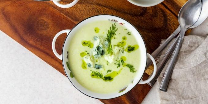 Brokkoli-Zucchini-Suppe mit Blauschimmelkäse