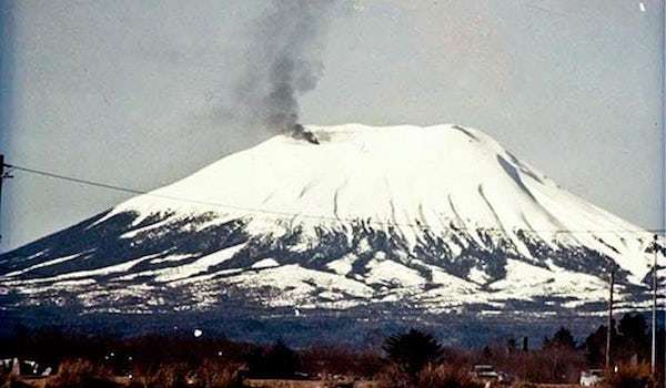 Streiche für 1. April: Die aufgeweckt Vulkan
