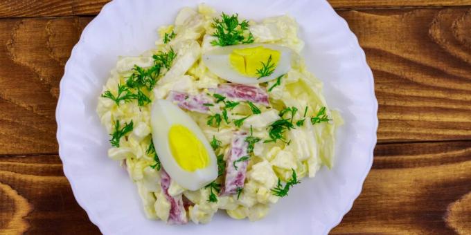 Salat mit geräucherter Wurst, Eiern und Kohl: ein einfaches Rezept