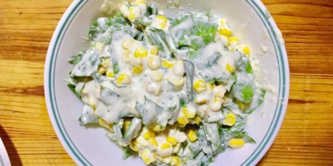Salat mit Spinat und Mais