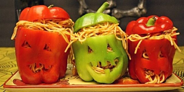 Geschirr für Halloween: Köpfe von Paprika mit Spaghetti mit Fleischfüllung