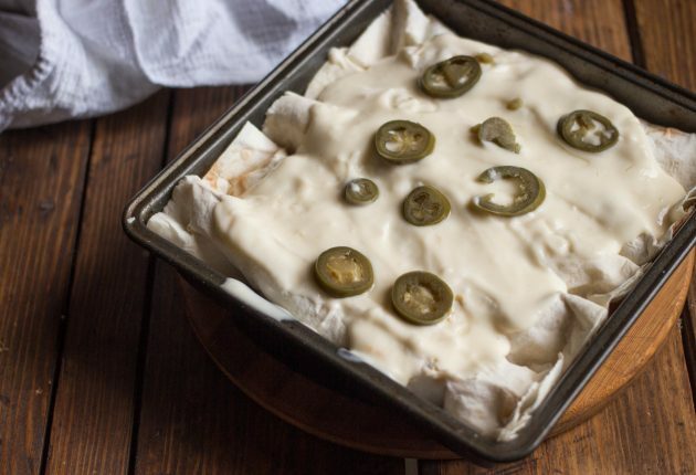 Die Enchilada mit Jalapenopfeffer bestreuen