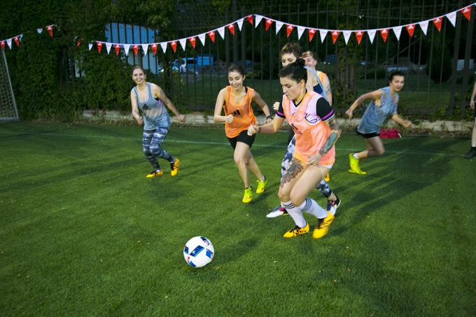 „Ich schaffe mir“: ein Fußballspiel