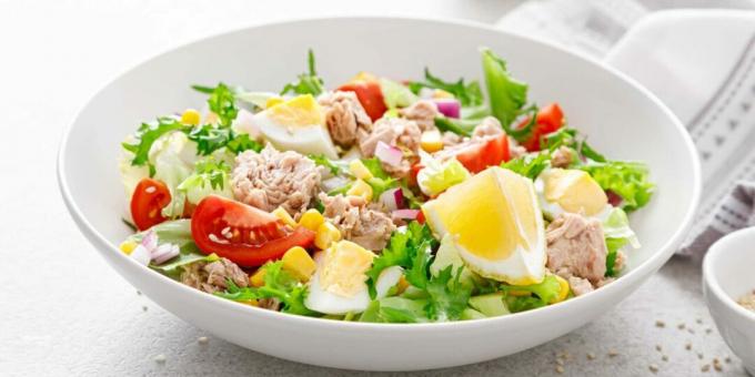 Salat mit Thunfischkonserven, Eiern und Mais
