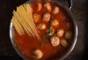 Spaghetti mit Fleischbällchen und Sauce in eine Schüssel geben