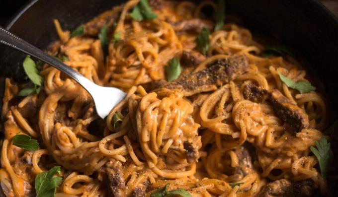 Nudeln mit Rindfleisch in Tomaten-Sahne-Sauce