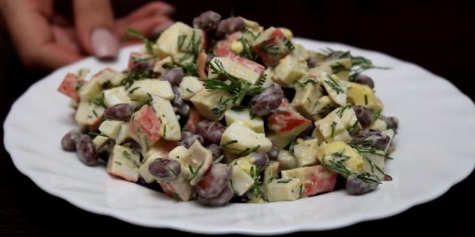 Salat mit Bohnen, Krabbenstäbchen und Eiern