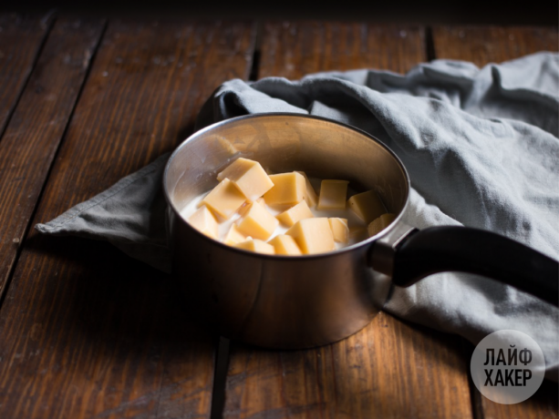Nachos mit Käsesauce: Melt der Käse in der Milch