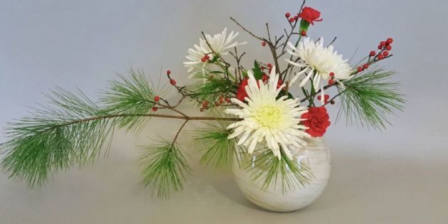 Ikebana mit Kieferzweigen