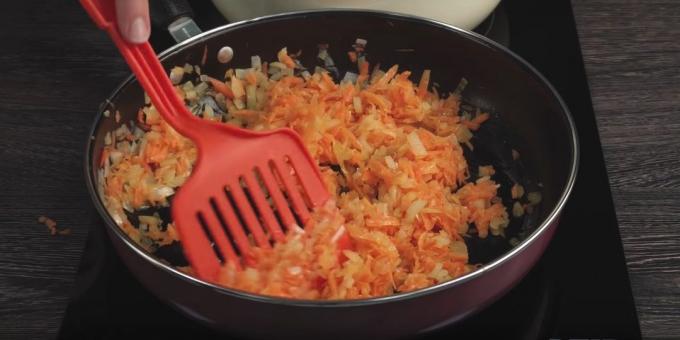 Schritt für Schritt Rezept für Borschtsch: Braten Sie die Zwiebel und Karotte, Rühren ca. 5 Minuten gelegentlich,