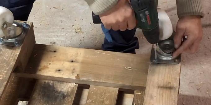 Wie man mit eigenen Händen einen Liegestuhl aus Paletten herstellt