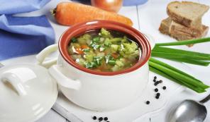 Magere Suppe mit Bohnen, Brokkoli und Pilzen
