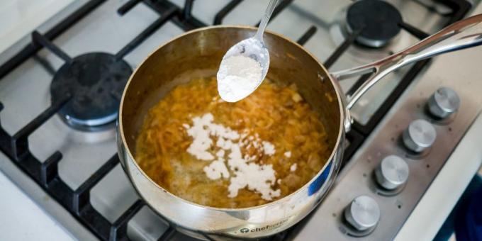 Rühren Sie das Mehl in die Zwiebelsuppe