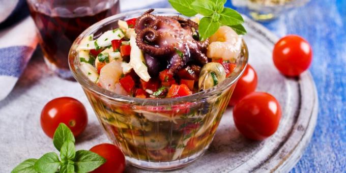 Salat mit Meeresfrüchten und Gemüse