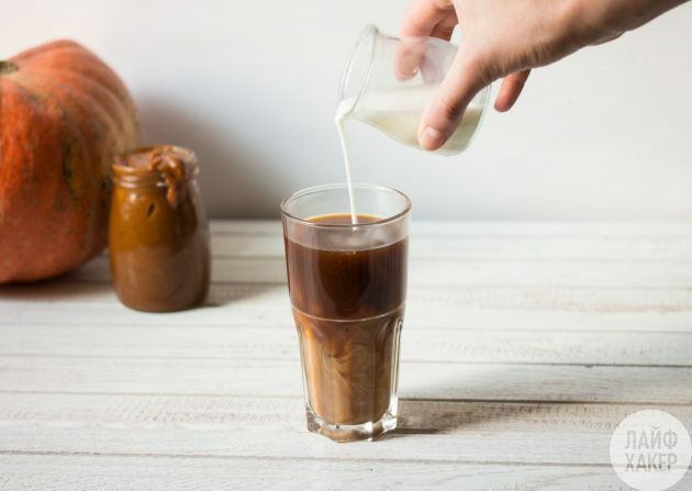 Kürbis Latte: Kaffee und Milch einfüllen