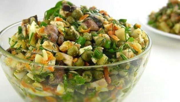 Salat mit grünen Erbsen, Huhn, Pilzen und Kartoffeln
