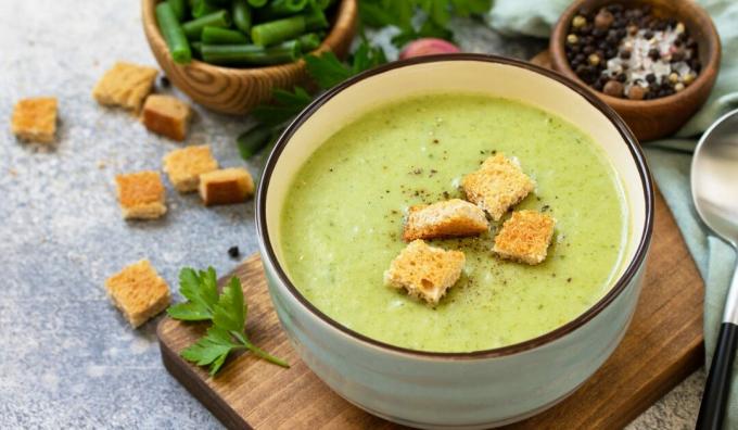 Suppe mit grünen Bohnen, Speck und Käse