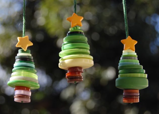 Dekorieren eines Weihnachtsbaumes: Spielzeug mit ihren eigenen Händen