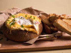 Ideen für eine Party: ein Brotlaib mit Käse-Dip-Sauce