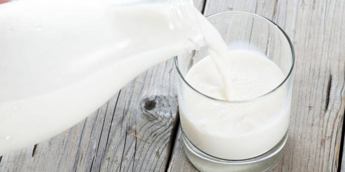 Gesunde Getränke vor dem Schlafengehen: warme Milch