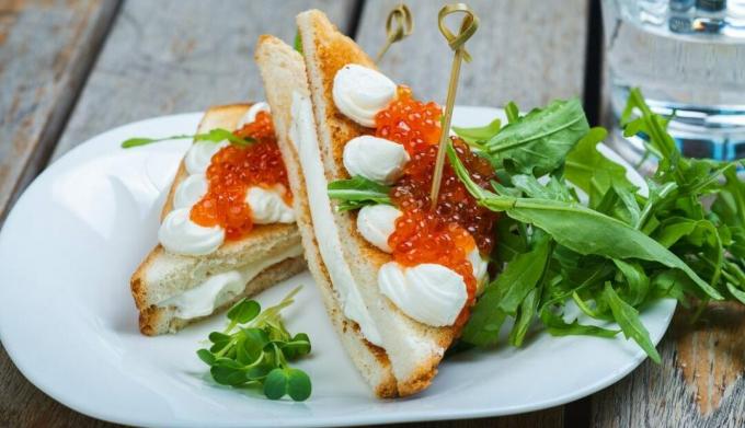 Heißes Sandwich mit Mozzarella und rotem Kaviar