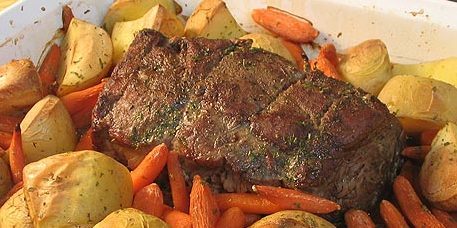 würzigen Rindfleisch mit Kartoffeln und Karotten: Wie Rindfleisch in dem Ofen kochen
