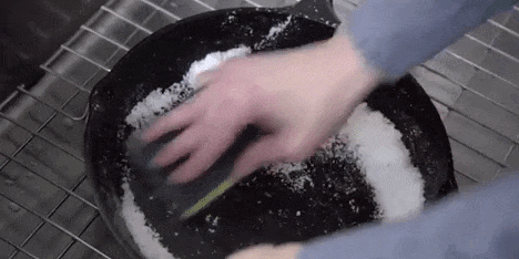 Waschmittel zum Waschen von Geschirr: Entfernen Stücke mittels Salz und Soda geklebt