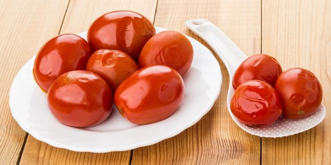 Wie man marinierte Tomaten mit Kräutern und Knoblauch