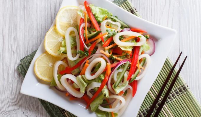 Einfacher Salat mit Tintenfisch und Gemüse