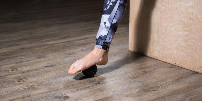 Übungen für die Füße platt: Massagekugel