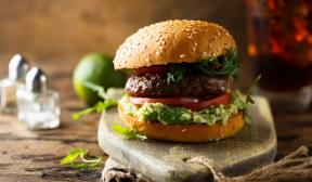 Rindfleischburger mit Guacamole und Tomate