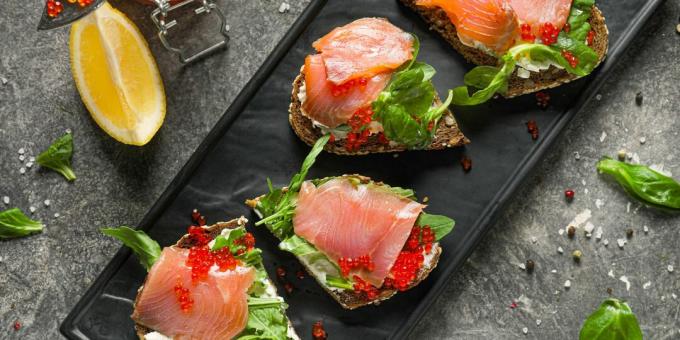 Sandwiches mit rotem Fisch, Käse und Kaviar