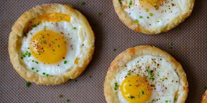 Puffs mit gebackenen Eiern: Wie Eier in dem Ofen kochen