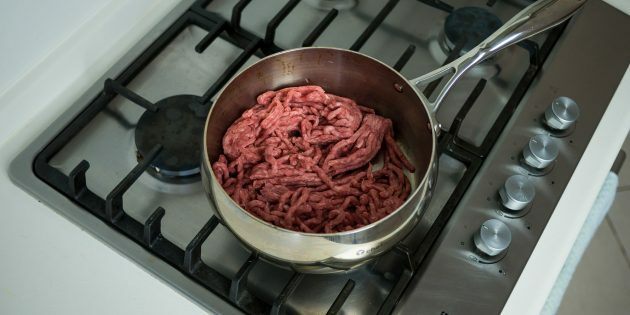 Gebackene Aubergine mit Fleisch: Hackfleisch bei schwacher Hitze köcheln lassen