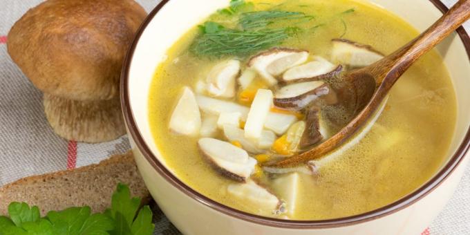 Suppe mit frischen Champignons mit Grieß