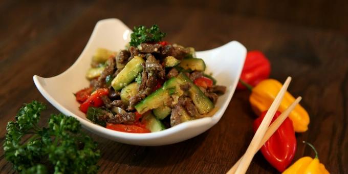 Salat mit Gurken und koreanischem Rindfleisch