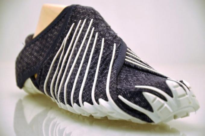 Turnschuhe Vibram Furoshiki falten in ein Rohr