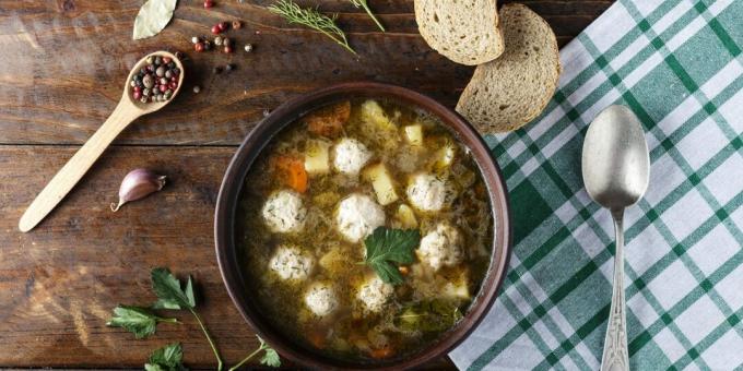 Suppe mit Fischfleischbällchen und grünen Erbsen