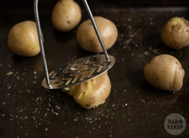 So kochen Sie Ofenkartoffeln im Ofen: Zerdrücken Sie die Knollen mit einer Gabel oder einer Püree-Presse