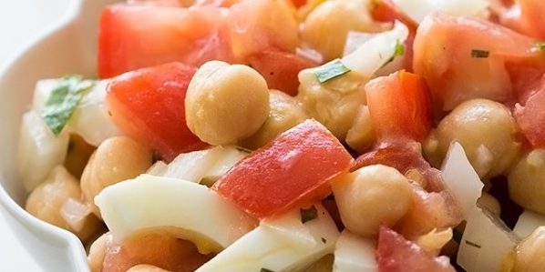 Salat mit Eiern, Tomaten und Kichererbsen