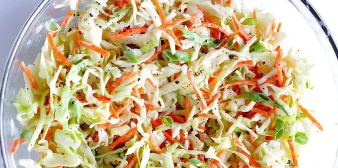 frischer Salat: Salat mit Kohl, Möhren und Joghurt-Honig-Dressing