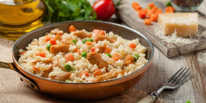 Huhn mit Reis, Erbsen und Karotten