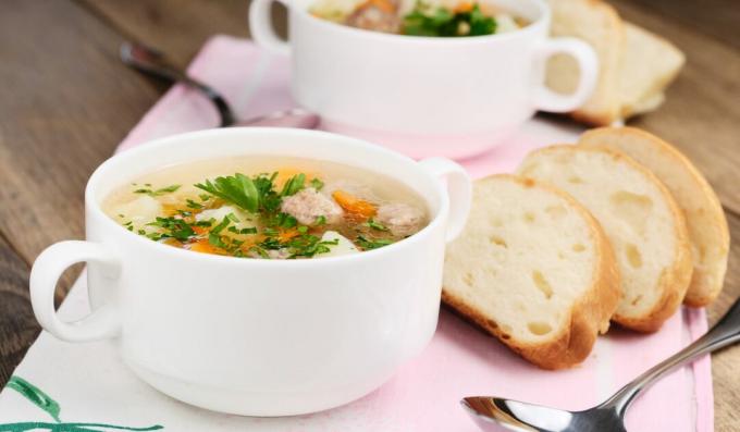 Suppe mit Fleischbällchen und Knödel
