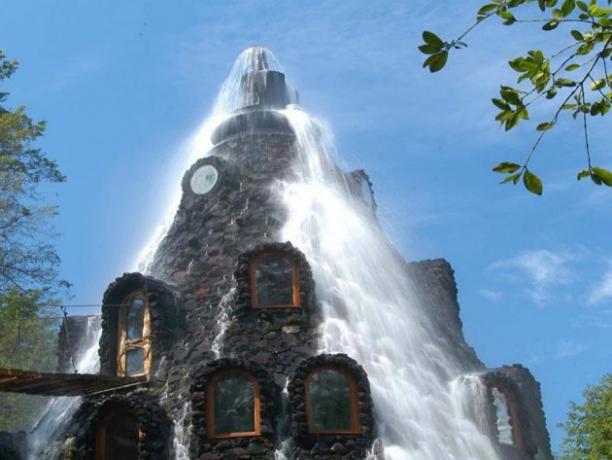 Hotel Magic Mountain Hotel befindet sich in den chilenischen geschützten Wäldern